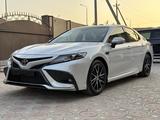 Toyota Camry 2022 года за 22 500 000 тг. в Актау