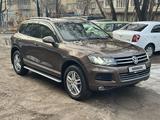 Volkswagen Touareg 2011 года за 9 800 000 тг. в Алматы – фото 2