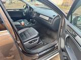Volkswagen Touareg 2011 года за 9 800 000 тг. в Алматы – фото 5