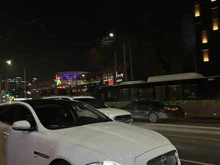 Jaguar XJ 2014 года за 15 500 000 тг. в Алматы – фото 3