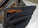 Обшивка задней правой двери на Mercedes Benz w211 Е класса чёрного цвета за 15 000 тг. в Алматы