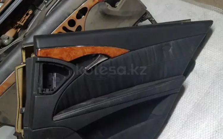Обшивка задней правой двери на Mercedes Benz w211 Е класса чёрного цвета за 15 000 тг. в Алматы