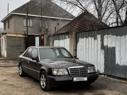 Mercedes-Benz E 220 1994 года за 2 350 000 тг. в Тараз – фото 2