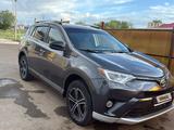 Toyota RAV4 2017 года за 7 400 000 тг. в Уральск – фото 3