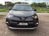 Toyota RAV4 2017 года за 7 400 000 тг. в Уральск – фото 2