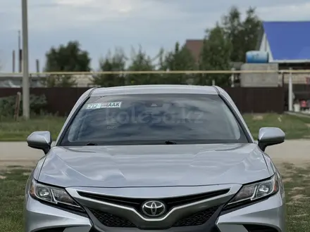 Toyota Camry 2018 года за 8 500 000 тг. в Актобе – фото 2