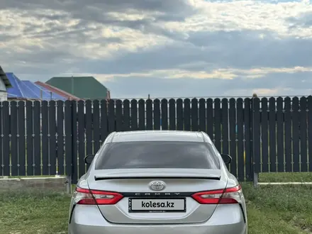 Toyota Camry 2018 года за 8 500 000 тг. в Актобе – фото 8