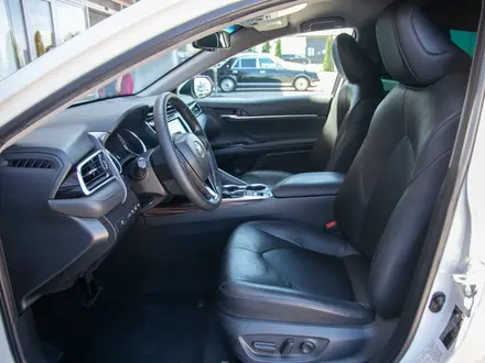 Toyota Camry 2019 года за 13 290 000 тг. в Алматы – фото 10