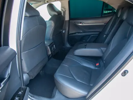 Toyota Camry 2019 года за 13 290 000 тг. в Алматы – фото 11