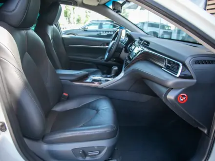 Toyota Camry 2019 года за 13 290 000 тг. в Алматы – фото 14