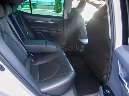 Toyota Camry 2019 года за 13 290 000 тг. в Алматы – фото 15