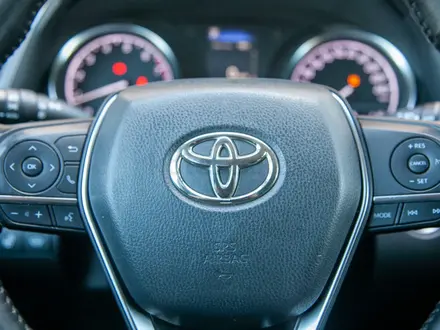 Toyota Camry 2019 года за 13 290 000 тг. в Алматы – фото 16