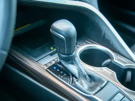 Toyota Camry 2019 года за 13 290 000 тг. в Алматы – фото 20