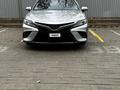 Toyota Camry 2018 года за 8 800 000 тг. в Кульсары – фото 2