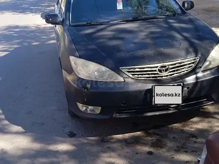 Toyota Camry 2005 года за 2 900 000 тг. в Актобе – фото 3