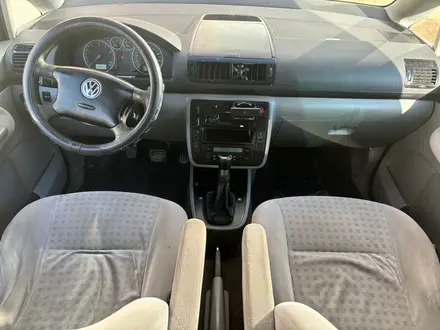 Volkswagen Sharan 2002 года за 2 886 000 тг. в Актобе – фото 2