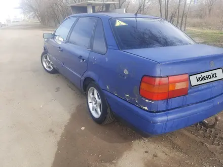 Volkswagen Passat 1994 года за 1 100 000 тг. в Уральск – фото 2