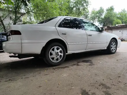 Toyota Camry 1998 года за 2 700 000 тг. в Отеген-Батыр – фото 3