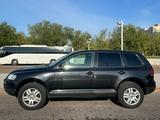 Volkswagen Touareg 2003 года за 4 500 000 тг. в Астана – фото 2