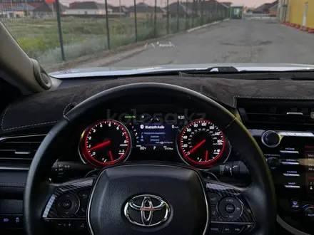 Toyota Camry 2020 года за 11 000 000 тг. в Уральск – фото 25