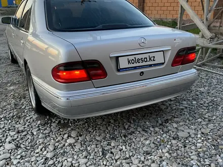 Mercedes-Benz E 320 2001 года за 5 800 000 тг. в Туркестан – фото 2