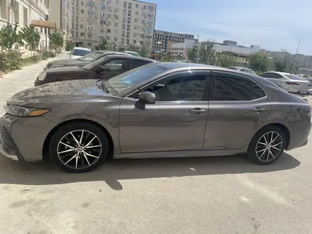 Toyota Camry 2021 года за 11 500 000 тг. в Актау – фото 3