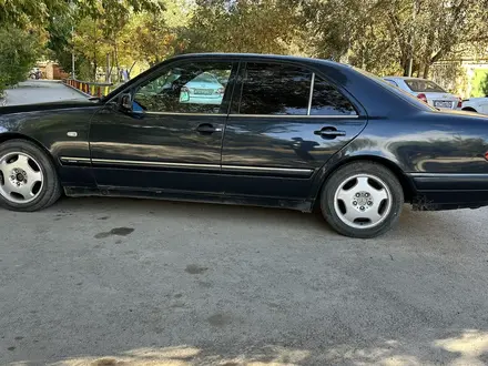 Mercedes-Benz E 280 1998 года за 3 050 000 тг. в Актобе – фото 2