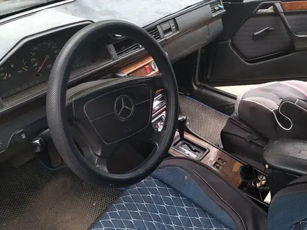 Mercedes-Benz E 220 1993 года за 1 800 000 тг. в Усть-Каменогорск – фото 3