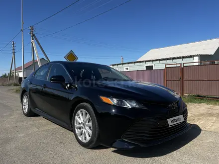 Toyota Camry 2018 года за 7 950 000 тг. в Атырау – фото 4