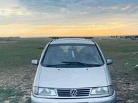 Volkswagen Sharan 1998 годаfor1 800 000 тг. в Уральск