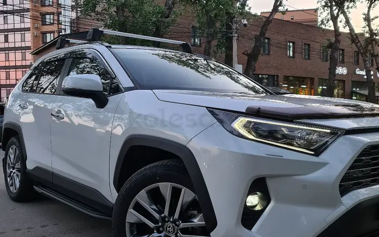 Toyota RAV4 2021 года за 21 800 000 тг. в Уральск