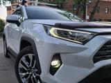Toyota RAV4 2021 года за 21 500 000 тг. в Уральск