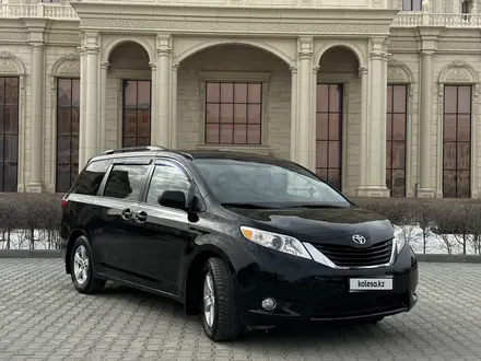 Toyota Sienna 2016 года за 14 600 000 тг. в Атырау