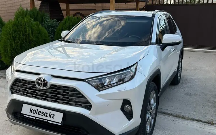 Toyota RAV4 2020 года за 14 800 000 тг. в Атырау