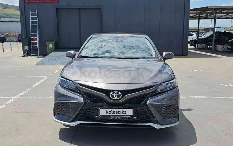 Toyota Camry 2021 года за 8 400 000 тг. в Алматы