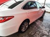 Toyota Camry 2015 года за 9 800 000 тг. в Уральск – фото 2