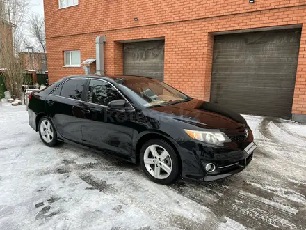 Toyota Camry 2014 года за 5 600 000 тг. в Актобе – фото 2