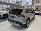 Toyota RAV4 Luxe 2025 года за 24 490 000 тг. в Атырау – фото 4