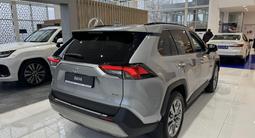 Toyota RAV4 Luxe 2025 года за 24 490 000 тг. в Атырау – фото 4