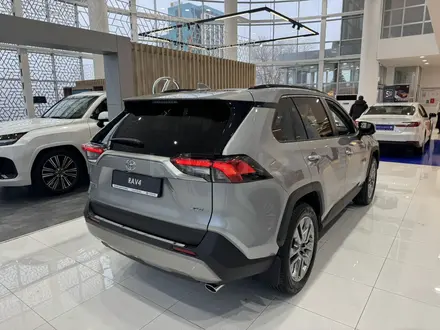 Toyota RAV4 Luxe 2025 года за 24 490 000 тг. в Атырау – фото 4