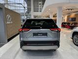 Toyota RAV4 Luxe 2025 года за 24 490 000 тг. в Атырау – фото 5