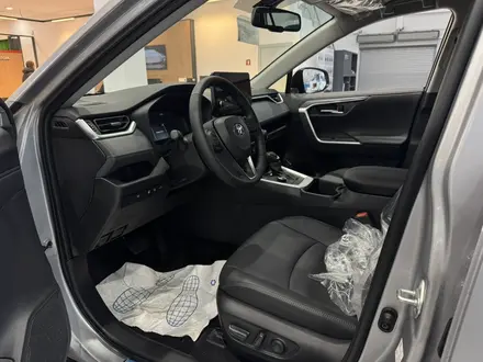 Toyota RAV4 Luxe 2025 года за 24 490 000 тг. в Атырау – фото 7