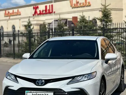 Toyota Camry 2023 года за 19 500 000 тг. в Уральск – фото 2