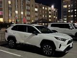 Toyota RAV4 2021 года за 11 450 000 тг. в Актобе – фото 2