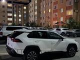 Toyota RAV4 2021 года за 11 450 000 тг. в Актобе – фото 3