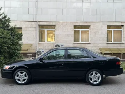 Toyota Camry 2000 года за 3 300 000 тг. в Алматы – фото 4