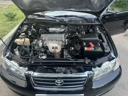 Toyota Camry 2000 года за 3 300 000 тг. в Алматы – фото 22