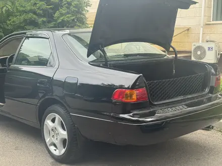 Toyota Camry 2000 года за 3 300 000 тг. в Алматы – фото 24