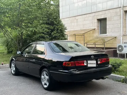 Toyota Camry 2000 года за 3 300 000 тг. в Алматы – фото 3