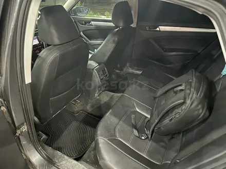 Volkswagen Passat 2012 года за 4 300 000 тг. в Атырау – фото 11